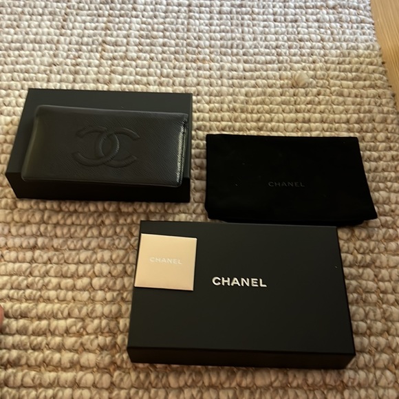 Gorgeous CHANEL black caviar wallet- practically new - Picture 2 of 6